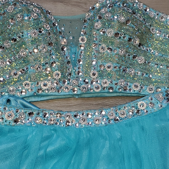 Dress - Picture 3 of 4